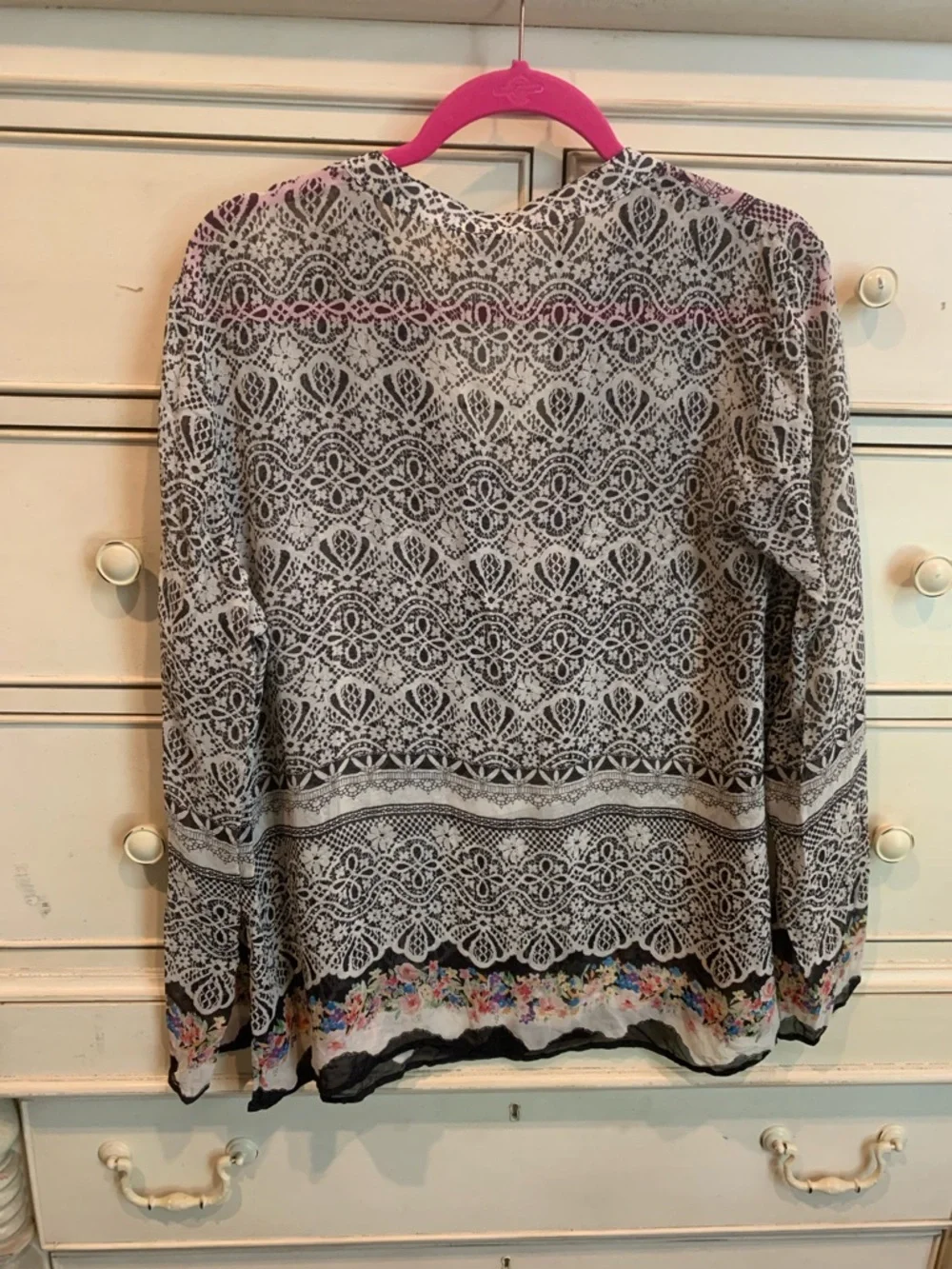 Sundance Boho Lace-Print V-Neck Women's Top in Black and White - Picture 2 of 4